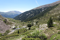 Vistes al SO de la vall de Riqüerna.