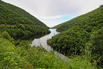 El pantà de Vallforners des de la seva cua.