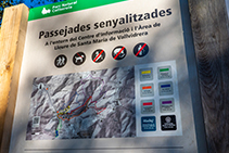 Panell amb informació de les passejades senyalitzades.
