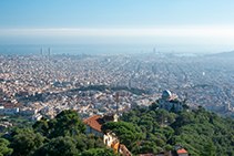 Vistes de Barcelona amb l’Observatori Fabra i les torres bessones (torre Mafre i l’hotel Arts).