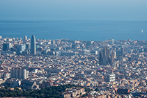 Vistes de Barcelona amb la Sagrada Família i la Torre Agbar.