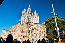 Plaça del Tibidabo, vistes al Temple Expiatori del Sagrat Cor del Tibidabo.