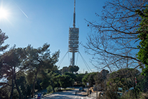 Torre de Collserola, de l’arquitecte Norman Foster, just en el trencall del Camí de Sant Cugat.