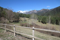 Vista de la vall del Bastareny amb el Comabona (2.547m) i el coll de Tancalaporta al fons.