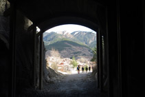Sortida del segon túnel de la Via del Nicolau, amb el poble de Bagà al fons.