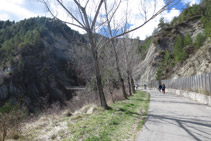 Seguim la pista asfaltada en direcció S.