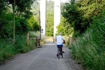 Ciclistes a la via del Carrilet.