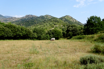 Els prats envolten l´ermita de Sant Quirze de Pedret.