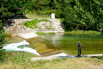 Pescadors de truites al riu Llobregat.