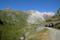 Arribant a la presa d´Ossoue per la pista de terra.