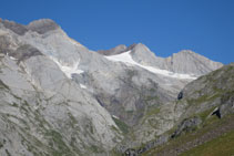 La glacera d´Ossoue i els diferents cims del massís del Vignemale ens donen la benvinguda.