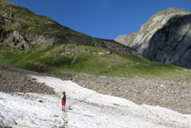 La neu està ben present fins ben entrada la temporada d´estiu. Ull, cal vigilar amb els ponts de neu!