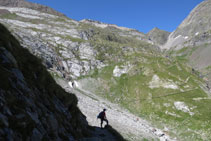 El camí continua fent unes ziga-zagues. Les podem veure a davant nostre.