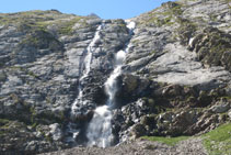 Cascada que hi ha abans de les Grottes de Bellevue.