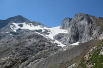 Vista de la llengua de neu de la glacera d´Ossoue.