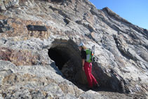 Grotte Paradís, situada uns 40m per sota del cim del Gran Vignemale.