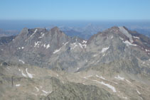 Vistes cap a la zona de Panticosa: el Garmo Negro, el Algas, el Argualas, els Infiernos, la Marmolera,...