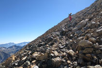 Pujant per un munt de pedres cap al Pico Central.