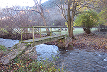 Creuem el riu de Llagunes i passem a l´altre costat de la vall.