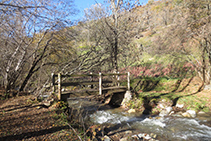 Pont de fusta per on creuem el riu.