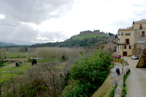 Baixem cap a les hortes amb el castell d´Hostalric omnipresent.