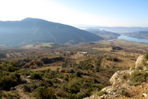 Vistes a la vall del riu Carreu. Al fons, la muntanya de Sant Corneli.