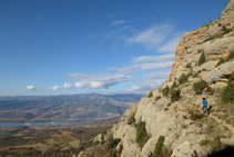 El camí puja pel fort pendent fent diverses llaçades.