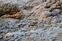 Graons metàl·lics que ens ajuden a superar un tram vertical de roca.