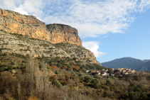 Arribant a Pessonada gaudim d´una bonica vista del poble situat als peus dels cingles.