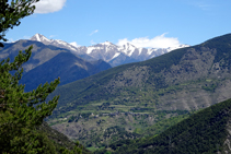 Vistes cap a Tírvia des del bosc d´Arnui.