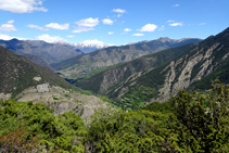 Vistes cap Tírvia i les muntanyes de l´Alt Pirineu al fons.