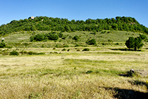 Sobre els nostres caps veiem la imponent Rocallarga, que més tard visitarem.