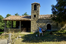 L´ermita romànica de Sant Corneli. A la banda N hi trobem un dòlmen.