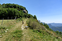 La pista que s´allunya de la masia de Monteis.