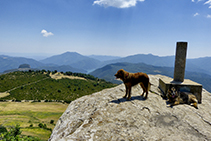 Damunt la Rocallarga, tot i la seva modesta altitud, es pot gaudir d´una de les millors vistes panoràmiques de la contrada: des del mar mediterrani fins a Montserrat, passant pel Massís del Montseny i les Guilleries.