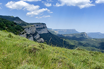 Els cingles de l´Avenc i del pla Boixer des de la pista que ens mena a Tavertet.