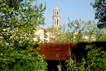 El pont sobre l´Onyar i el campanar.