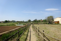 Avancem cap al molí de les Fonts.